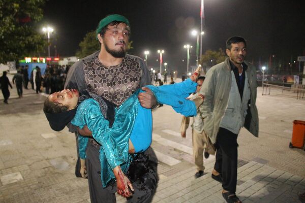مرد افغانستانی با دختر زخمی اش پس از حمله شبه نظامیان در کابل - اسپوتنیک ایران  