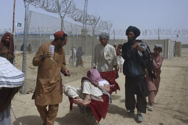 مهاجران افغانستانی از طریق گذرگاه مرزی چمن وارد پاکستان می شوند - اسپوتنیک ایران  