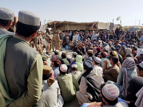 سربازان ارتش پاکستان در حال صحبت با مردم در مورد عبور از ایست بازرسی در شهر چمن واقع در مرز پاکستان و افغانستان  - اسپوتنیک ایران  