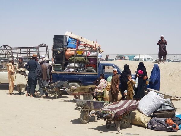 یک خانواده افغانستانی در ایست بازرسی شهر مرزی چمن  - اسپوتنیک ایران  