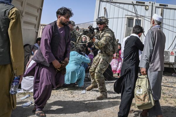 رویدادهای هفته به روایت تصویر
سرباز آمریکایی و فراریان افغانی - اسپوتنیک ایران  