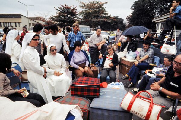 راهبه ها و پناهندگان اروپایی منتظر هواپیمای فرانسوی در لیسبون سال ۱۹۷۵ - اسپوتنیک ایران  