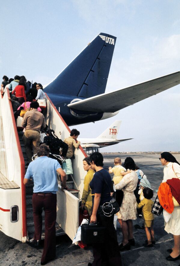 پناهندگان اروپایی در حال تخلیه لیسبون سال ۱۹۷۵ - اسپوتنیک ایران  