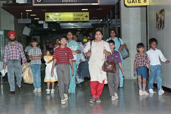 پناهندگان هندی، بنگلادشی و پاکستانی در حال ترک عراق سال ۱۹۹۰ - اسپوتنیک ایران  