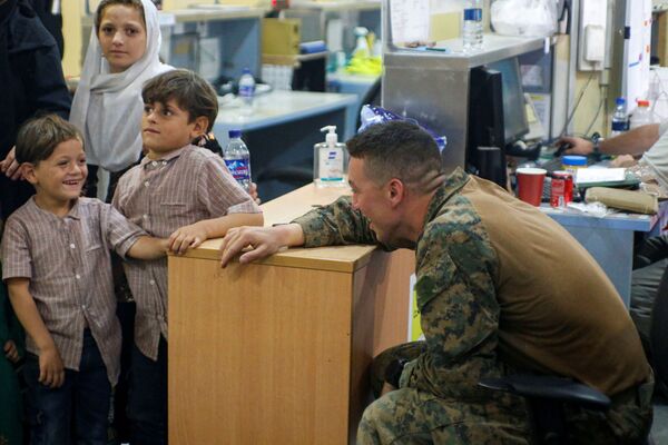 تخلیه کودکان از افغانستان
سرباز آمریکایی با کودکان افغانی در فرودگاه کابل  - اسپوتنیک ایران  