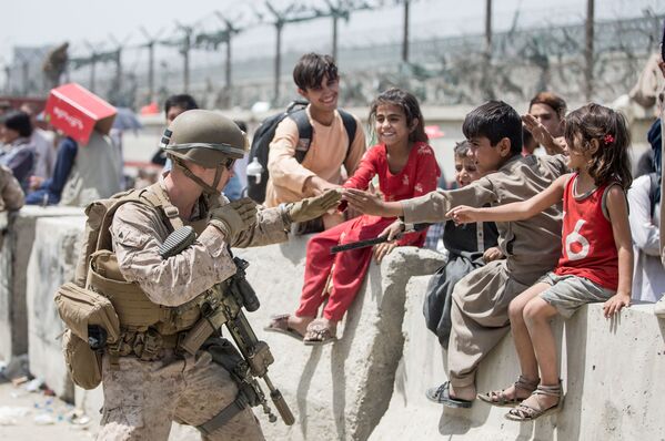 تخلیه کودکان از افغانستان
سرباز آمریکایی با کودکان افغانی در فرودگاه کابل - اسپوتنیک ایران  