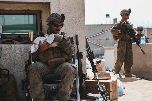 تخلیه کودکان از افغانستان
سرباز آمریکایی با نوزادی در بغل در فرودگاه کابل - اسپوتنیک ایران  