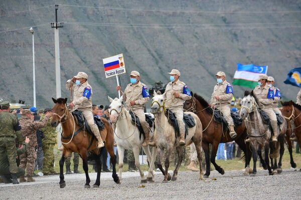 مراسم افتتاحیه مسابقات بین المللی آرمی2021 در روسیه
مسابقه نظامیان اسب سوار - اسپوتنیک ایران  