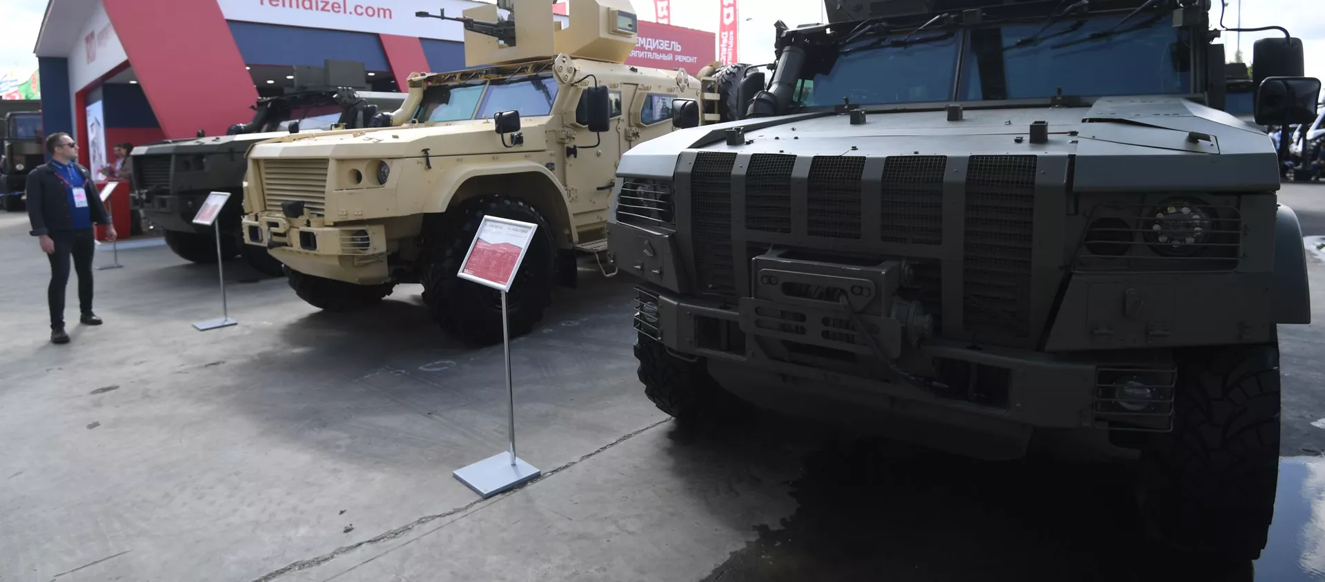 Десантируемый грузопассажирский бронеавтомобиль К-4386 ЗАСН (справа), представленный на открытой экспозиционной площадке Конгрессно-выставочного центра Патриот на Международном форуме АРМИЯ-2021 - اسپوتنیک ایران  , 1920, 24.08.2021