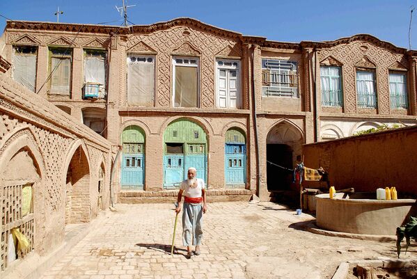 پیرمرد افغانستانی در ساختمان در بخش قدیمی شهر هرات - اسپوتنیک ایران  