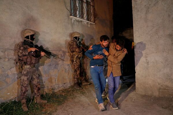 عملیات دستگیری پناهندگان افغانستانی توسط نیروهای امنیت ترکیه در شهر وان - اسپوتنیک ایران  