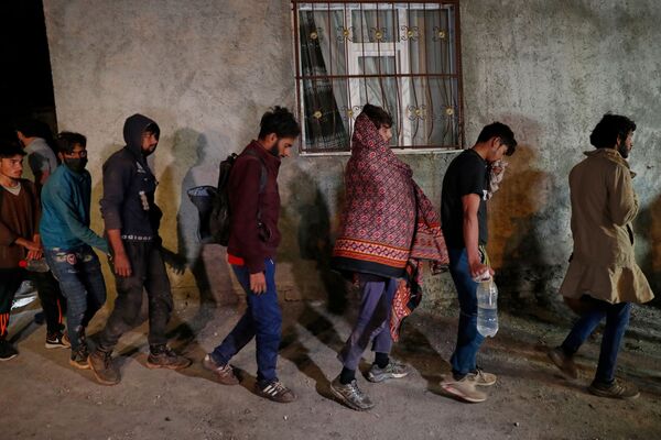 پناهندگان از افغانستان که توسط نیروهای امنیت ترکیه دستگیر شده اند - اسپوتنیک ایران  
