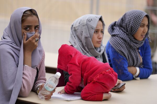 زنان پناهجوی افغانی در پایگاه هوایی رامشتاین در آلمان - اسپوتنیک ایران  