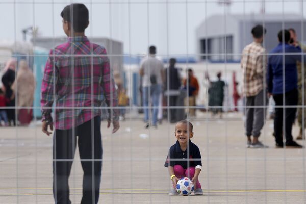 کودکان پناهجوی  افغان در پایگاه هوایی رامشتاین در آلمان  - اسپوتنیک ایران  