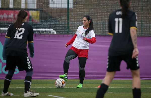 عضو سابق تیم فوتبال زنان افغانستان  در لندن - اسپوتنیک ایران  