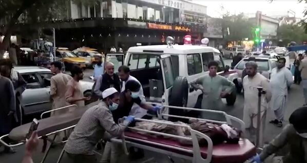 مردم زخمی ها را پس از حملات تروریستی به فرودگاه کابل به بیمارستان می رسانند - اسپوتنیک ایران  