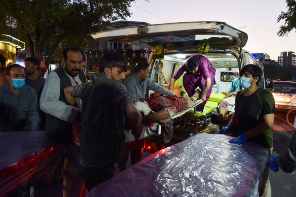 پزشکان به آسیب دیدگان دو انفجار شدید در کابل کمک می کنند - اسپوتنیک ایران  