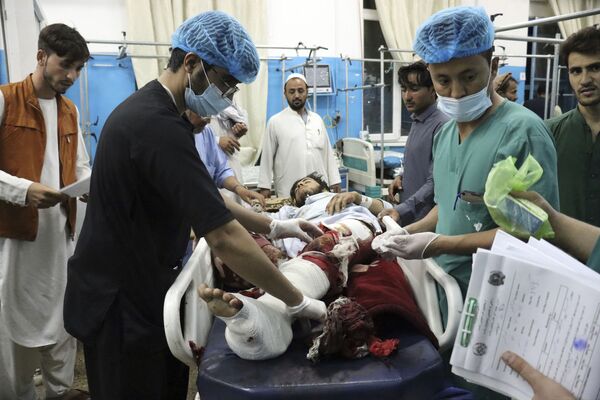 زخمی ها در نتیجه حملات تروریستی در کابل در بیمارستان سیار - اسپوتنیک ایران  