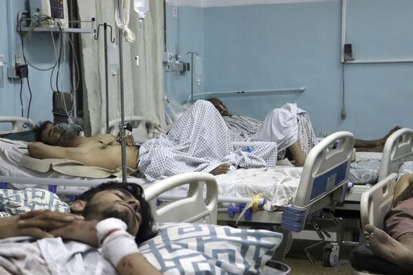 زخمی ها در نتیجه حملات تروریستی در کابل در بیمارستان سیار - اسپوتنیک ایران  