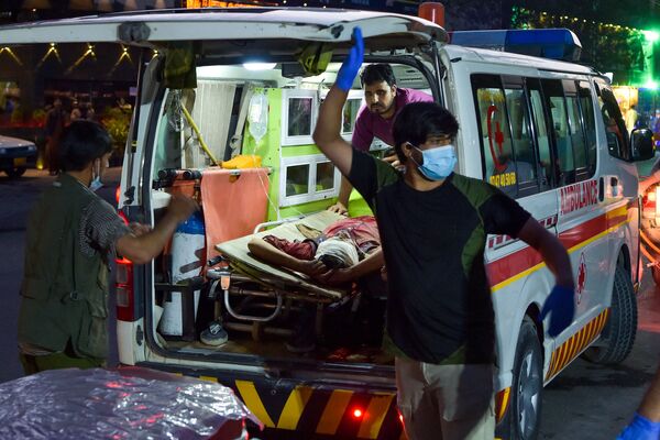 پزشکان به آسیب دیدگان دو انفجار شدید در کابل کمک می کنند - اسپوتنیک ایران  