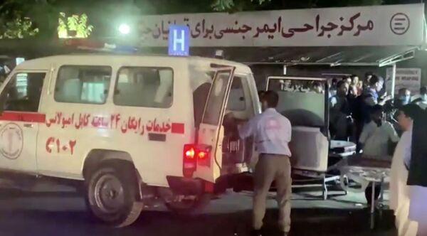 آمبولانس زخمی های دو انفجار شدید در کابل را به بیمارستان می رساند - اسپوتنیک ایران  