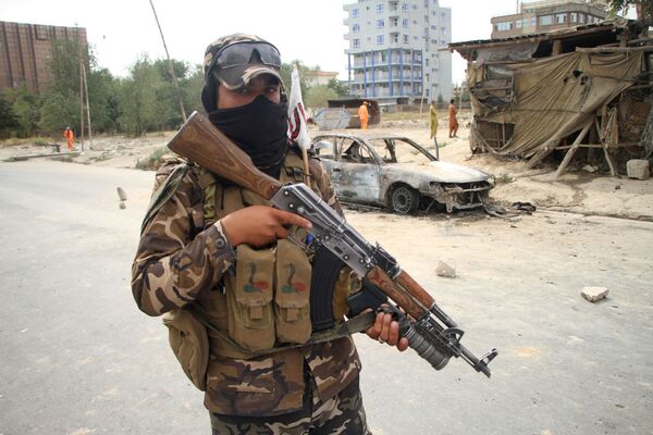 مبارز طالبان در خیابانی در کابل پس از حمله موشکی - اسپوتنیک ایران  