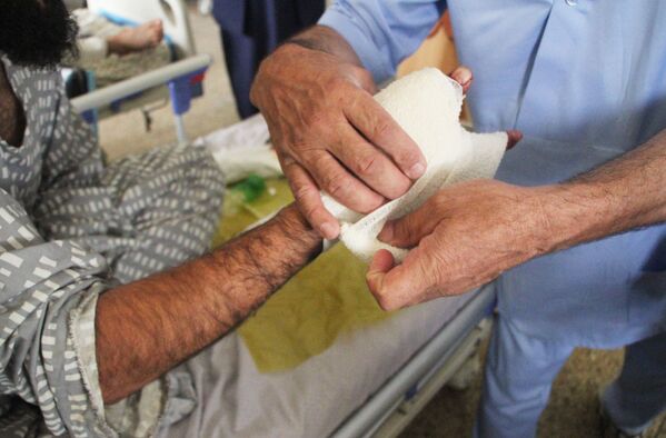 پزشک در کنار مجروحی در بیمارستان وزیر اکبر خان در کابل - اسپوتنیک ایران  