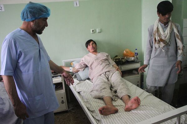 پزشک در کنار مجروحی در بیمارستان وزیر اکبر خان در کابل - اسپوتنیک ایران  