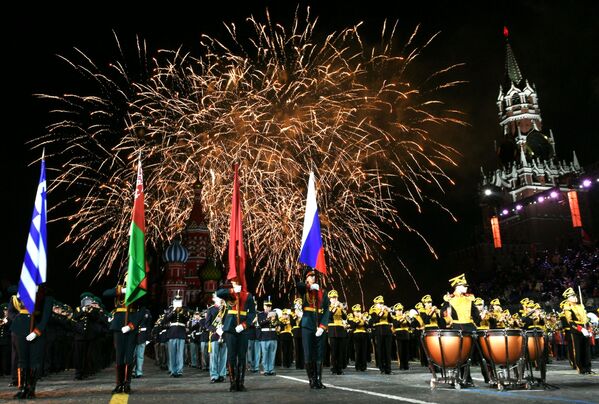 آتش بازی در میدان سرخ مسکو به مناسبت فستیوال موسیقی نظامی - اسپوتنیک ایران  