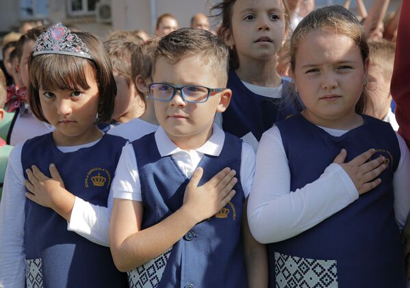 لباس مدرسه دانش آموزان در رومانی - اسپوتنیک ایران  