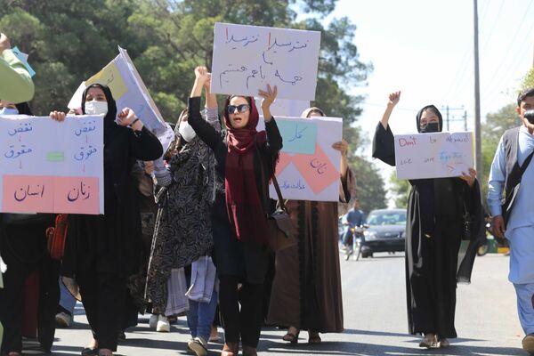 زنان در مخالفت با سیاست زنان در افغانستان علیه سیاستهای طالبان به میدان آمدند  - اسپوتنیک ایران  