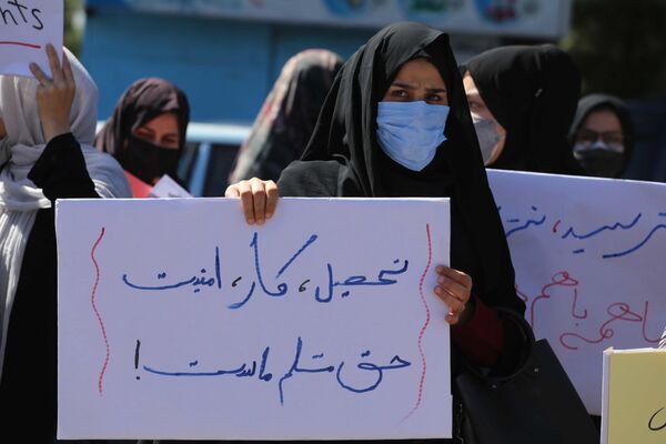 زنان در مخالفت با سیاست زنان در افغانستان علیه سیاستهای طالبان به میدان آمدند  - اسپوتنیک ایران  