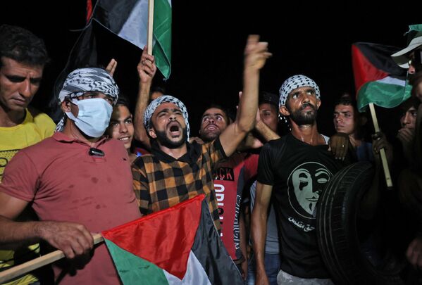 در جنوب غزه فلسطینی ها به اعتراض علیه اسرائیل به خیابان ها آمدند - اسپوتنیک ایران  