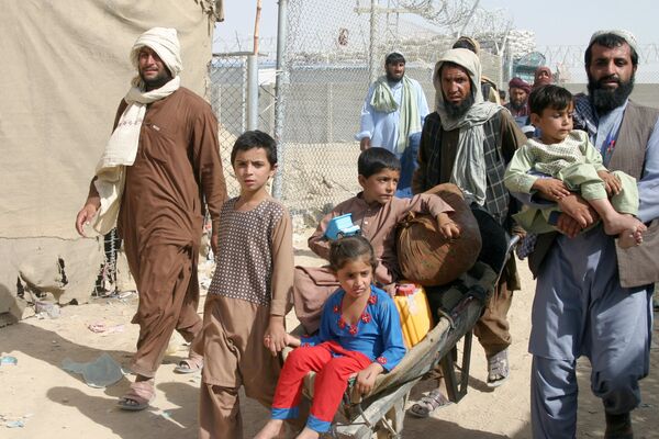 افغان ها در مرکز ایست بازرسی در نزدیکی شهر مرزی چمن پاکستان  - اسپوتنیک ایران  