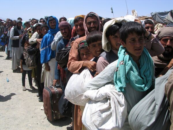 افغان ها در مرکز ایست بازرسی در نزدیکی شهر مرزی چمن پاکستان  - اسپوتنیک ایران  