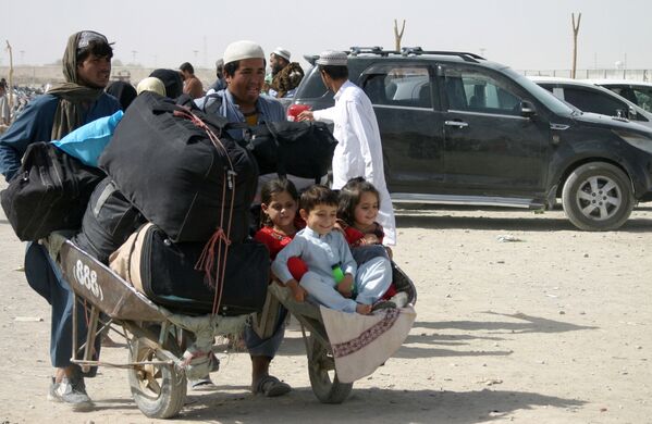 یک خانواده پناهجوی افغان در مرکز ایست بازرسی در نزدیکی شهر مرزی چمن پاکستان - اسپوتنیک ایران  