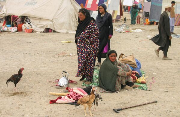 یک خانواده پناهجوی افغان در ایستگاه راه آهن شهر مرزی چمن پاکستان - اسپوتنیک ایران  