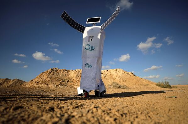ساخت آب از هوا در صحرای «بورگ العرب» مصر توسط ربات ELU.  - اسپوتنیک ایران  