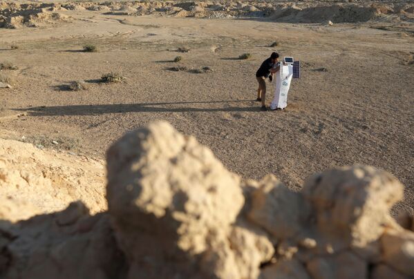 ساخت آب از هوا در صحرای «بورگ العرب» مصر توسط ربات ELU.   - اسپوتنیک ایران  
