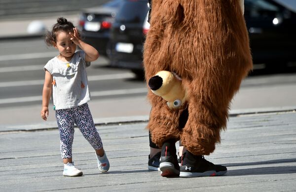 دختری در کنار عروسک  خرس از کارتن  ماشا و خرس در کی یف - اسپوتنیک ایران  