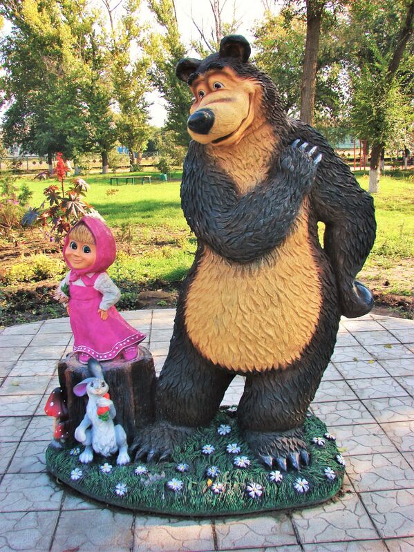 مجسمه قهرمانان کارتن  ماشا و خرس در یلانیا روسیه - اسپوتنیک ایران  