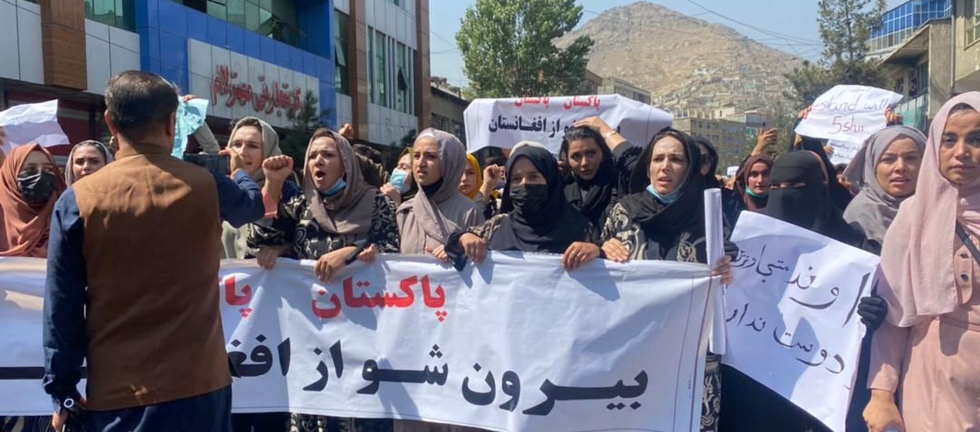 حمله طالبان با چوب دستی به تظاهرات زنان در پایتخت افغانستان + فیلم  - اسپوتنیک ایران  , 1920, 08.09.2021