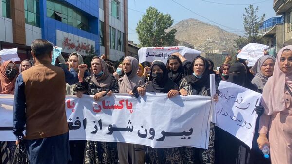 حمله طالبان با چوب دستی به تظاهرات زنان در پایتخت افغانستان + فیلم  - اسپوتنیک ایران  