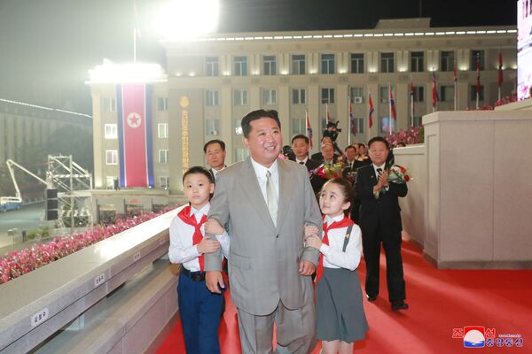 کیم جونگ اون، رهبر کره شمالی در رژه نظامی به افتخار هفتاد و سومین سالروز تاسیس کره شمالی  - اسپوتنیک ایران  