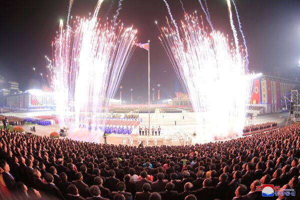 نورافشانی در رژه نظامی به افتخار هفتاد و سومین سالروز تاسیس کره شمالی  - اسپوتنیک ایران  