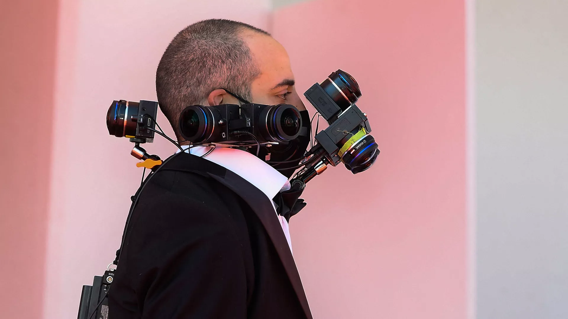 Гость с фотоаппаратом на Венецианском кинофестивале Гость с фотоаппаратом на Венецианском кинофестивале - اسپوتنیک ایران , 1920, 11.03.2022