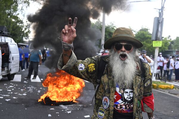 مردی در حال اعتراض در سان سالوادور - اسپوتنیک ایران  