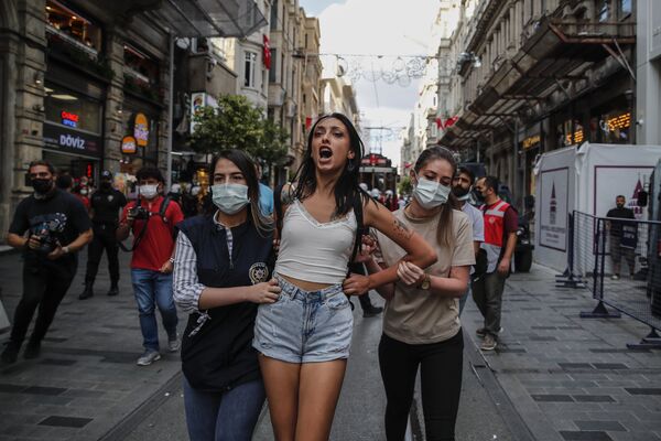 دستگیری دختری در تظاهرات به مناسبت روز صلح در استانبول - اسپوتنیک ایران  
