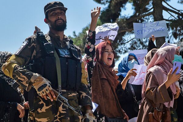 راهپیمایی زنان افغانستانی ضد طالبان نزدیک سفارت پاکستان در کابل - اسپوتنیک ایران  