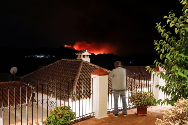 مردی در حال تماشای آتش سوزی از بالکون خانه اش در اسپانیا - اسپوتنیک ایران  